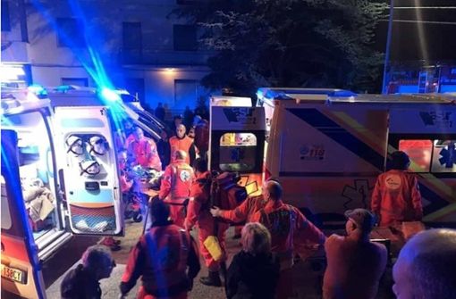Rettungskräfte versorgten die Verletzten auf offener Straße. Foto: Ancona Today