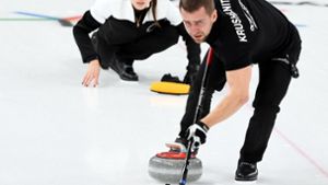 Besen gehören zur Grundausstattung beim Curling – hier bei den Olympischen Winterspielen 2018. Foto: dpa