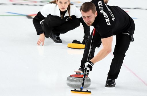 Besen gehören zur Grundausstattung beim Curling – hier bei den Olympischen Winterspielen 2018. Foto: dpa