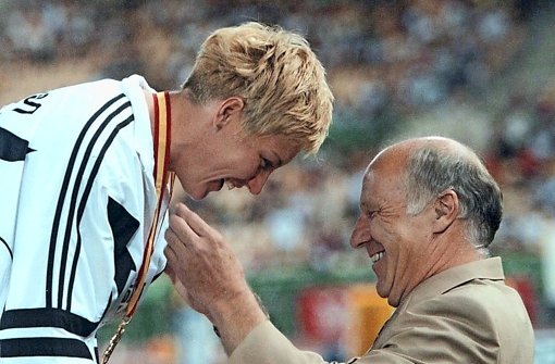 Angenehme Pflicht: Digel  überreicht Kugelstoßerin Astrid Kumbernuss in Sevilla WM-Gold. Foto: Getty Images
