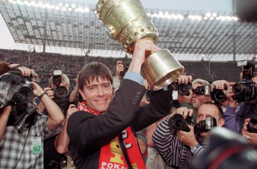 Der heutige Bundestrainer Joachim Löw mit dem Pott – der Südbadener führte den VfB 1997 zum Titel. Foto: imago images/Oliver Behrendt