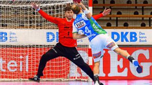 Der Däne Niklas Landin vom THW Kiel ist der erfolgreichste Handball-Torwart der Gegenwart, hier versucht er einen Siebenmeter von Marcel Schiller (Frisch Auf Göppingen) zu parieren. Foto: imago//Marco Wolf