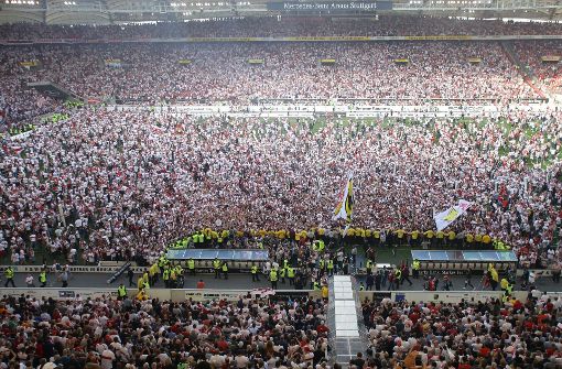 Tausende VfB-Fans stürmen nach dem geglückten Aufstieg den Rasen der Mercedes-Benz-Arena. Foto: Pressefoto Baumann