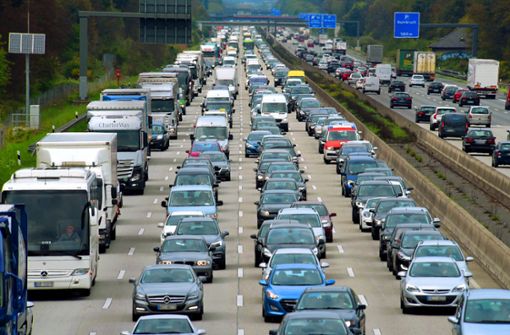Autoland Deutschland: Der Verkehrssektor muss seinen Treibhausgas-Ausstoß massiv senken. Im Gespräch ist auch eine Erhöhung der Kraftstoffpreise. Foto: dpa
