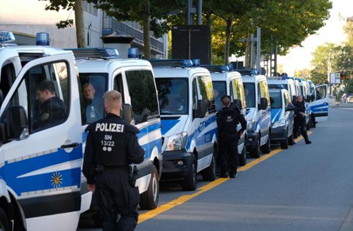 Die Polizei ist mit einem Großaufgebot in Chemnitz vor Ort. Foto: dpa