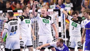 Die deutsche Mannschaft schafft den Sieg gegen Island. Foto: dpa