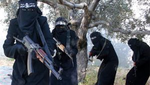 Ein Screenshot eines Propagandavideos der IS-Miliz zeigt voll verschleierte Frauen mit Gewehren (Symbolfoto). Foto: Syriadeeply.org