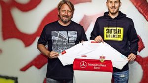 Sportdirektor Sven Mislintat (li.) präsentiert Neuzugang Waldemar Anton Foto: VfB