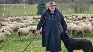 Wanderschäfer Ernst Fauser mit Hund und Herde Foto: priv/t