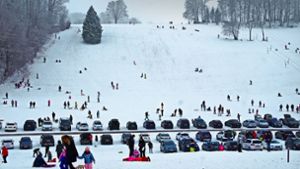 Auf den Parkplätzen an der Pfulb in Oberlenningen ging es   am Sonntag zwar eng zu, aber auf der Rodelpiste war Platz genug. Foto: rytzner