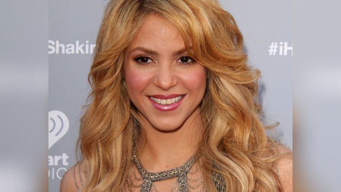 Shakira singt und performt mit ihren Söhnen
