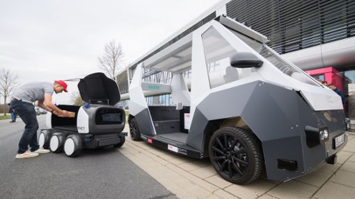An der TU Braunschweig wurden Zustellroboter vorgestellt: Das größere Fahrzeug ist ein mobiles Logistikzentrum und das kleinere das Zustellfahrzeug. Foto: Julian Stratenschulte/dpa