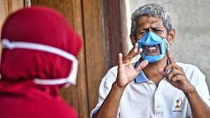 Es gibt Masken, die den Blick auf die Lippen des Gesprächspartners erlauben. Der Stuttgarter Gehörlosen-Verein hat kürzlich 150 davon bestellt. Foto: afp/Agung Supriyanto
