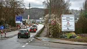 Ab Montag ist die Hanns-Martin-Schleyer-Brücke für den Verkehr nicht mehr befahrbar.Foto: Roberto Bulgrin / Grafiken: Stadt Esslingen Foto:  