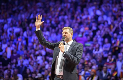 Große Bühne für einen ganz Großen: Dirk Nowitzki bedankt sich vor 18 000 Fans in der Lanxess-Arena in Köln für die Ehrung. Foto: IMAGO//Anke Waelischmiller