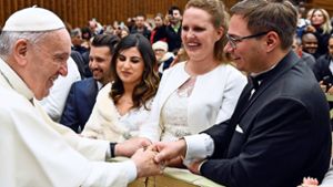 Bei einer Audienz im Vatikan haben Bezirksvorsteher Kai Jehle-Mungenast und seine Frau Anna Jehle von Papst Franziskus den Neuvermähltensegen erhalten. Foto: privat