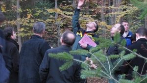 Hagen Dilling war nicht nur einmal in Degerloch und hat erklärt, was die Stadt im Wald tut. Das Bild ist von 2010 und zeigt eine Info-Veranstaltung für Lokalpolitiker unter Wipfeln. Foto: Archiv Sägesser