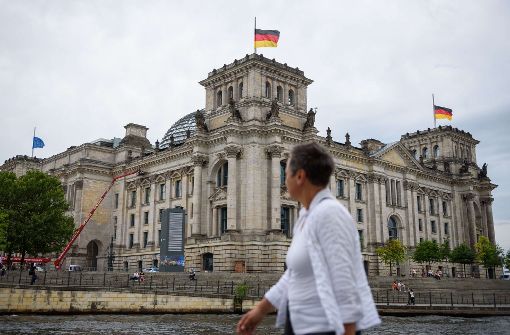 Nach den Anschlägen in Barcelona und Cambrils hängen die Fahnen auf dem Berliner Reichstag auf halbmast. Foto: dpa