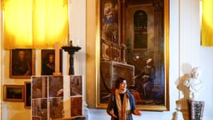 Restauratorin Magdalena Schlesinger hatte den „Ignatius“  monatelang unter ihren Fittichen. Jetzt hängt das Gemälde hinter ihr  wieder im Ludwigsburger Schloss. Foto: Simon Granville