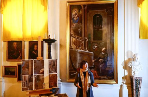 Restauratorin Magdalena Schlesinger hatte den „Ignatius“  monatelang unter ihren Fittichen. Jetzt hängt das Gemälde hinter ihr  wieder im Ludwigsburger Schloss. Foto: Simon Granville