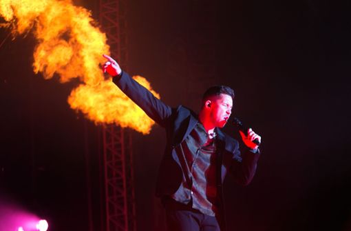 Beim ersten Song von Nico Santos schießen Feuersäulen vom Bühnenboden. Foto: Ines Rudel