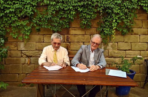 Der Muse-O-Vorsitzende Peter Metzler  und Wolfgang Umland, Vorsitzender des La-Lune-Trägervereins, unterschreiben den Pachtvertrag Foto: Jürgen Brand
