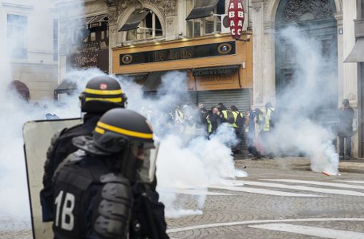 Für die Polizisten in Frankreich stieg der Druck durch Gewalt am Rande von „Gelbwesten“-Protesten. Foto: dpa/Kamil Zihnioglu
