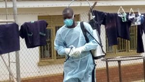 Ein Gesundheitsmitarbeiter in der Region Mubende: Dort soll der Ausbruch seinen Ausgang genommen haben. Foto: imago//Nicholas Kajoba