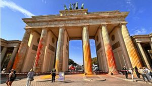 Mitte September hatten Klimaaktivisten das Brandenburger Tor mit oranger Farbe besprüht. Foto: dpa/Paul Zinken