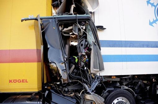 Tragischer Unfall auf der A6 bei Ilshofen: Bei einer Kollision, in die vier Lastwagen verwickelt sind, erleidet ein Lastwagenfahrer tödliche Verletzungen. Foto: dpa