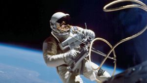 Der Astronaut Ed White schwebt 1965 als erster Amerikaner frei im All. Foto: NASA