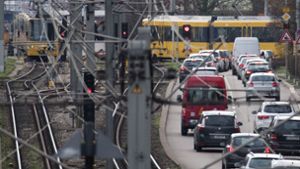 Auch am Samstag kam es in Stuttgart zu einem Unfall zwischen einem Pkw und einer Stadtbahn. (Symbolbild) Foto: dpa/Marijan Murat