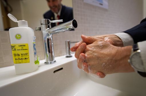 Etwa 30 Sekunden lang soll man seine Hände waschen und an allen Stellen gründlich mit Seife einreiben. Foto: dpa/Sebastian Gollnow