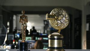 Der Oscar links ist eine Nachbildung, die Trophäe rechts stammt von der Visual Effects Society. Foto: Benjamin Schieler