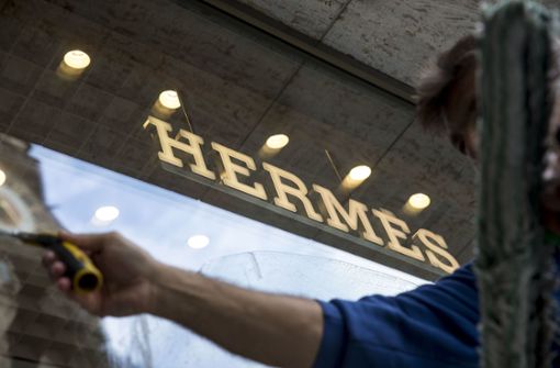 Letzter Feinschliff am Hermès-Laden in Stuttgart Foto: Lichtgut/Leif Piechowski