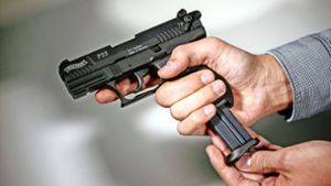 Ein Mann hat in Niedersachsen ein junges Mädchen mit einer Waffe bedroht (Symbolbild). Foto: dpa-Zentralbild