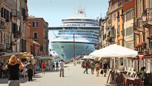 In Venedig nimmt der Protest gegen die weiter steigende  Zahl an Touristen zu. Die kommen inzwischen nicht selten mit Kreuzfahrtschiffen in die italienische Lagunenstadt. Foto: Mauritius