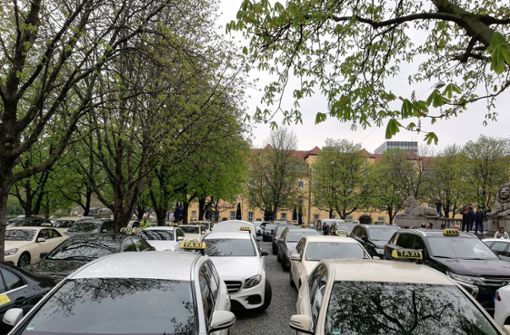 Mehr als 400 Taxis sind auf dem Karlsplatz in Stuttgart eingetroffen. Foto: Florian Gann
