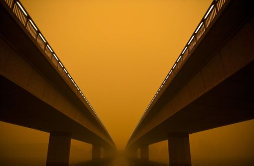 Die Commonwealth Avenue-Brücke in Canberra ist von Rauchschwaden umgeben. Foto: dpa/Lukas Coch