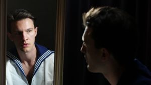 Danijel Marsanic spielt Mike, den Seefahrer, und etliche andere Personen in seinem Ein-Mann-Stück „Kistenweise Leben“. Foto: Jim Zimmermann