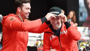 Die Rennrodler Tobias Arlt und Tobias Wendl bekommen ihre Klamotten für die Olympischen Spiele. Foto: dpa