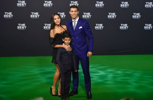 Cristiano Ronaldo mit seinem Sohn Cristiano Ronaldo Jr und seiner 22-jährigen Freundin Georgina im Januar dieses Jahres. Foto: AFP