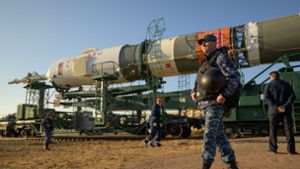 Eine russische Trägerrakete mit dem Sojus MS-24-Raumschiff wird  während des Ausrollens zur Startrampe 31 auf dem Weltraumbahnhof Baikonur mit dem Zug transportiert (Archivbild vom 12. September 2023). Foto: Bill Ingalls/Nasa/Planet Pix/Zuma Press Wire/dpa