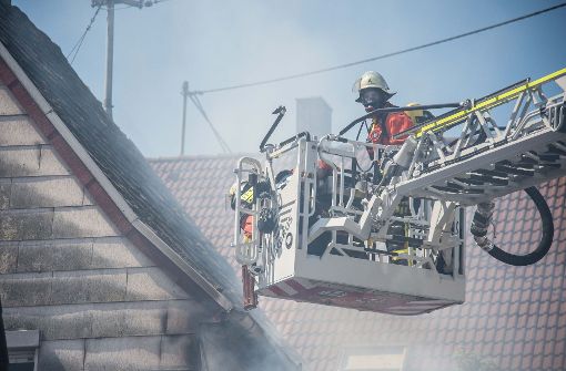 In Waiblingen-Bittenfeld hat es gebrannt: Das Feuer brach im Anbau eines Wohnhauses aus und griff auf die Fassade des Gebäudes über.  Foto: SDMG