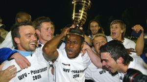 2006 feierten die Kickers ihren bisher letzten WFV-Pokal-Sieg – durch einen Endspielsieg gegen den SSV Ulm 1846 in Kirchheim/Teck. Bashiru Gambo jubelt mit dem Pott auf dem Kopf. Foto: Baumann/Baumann