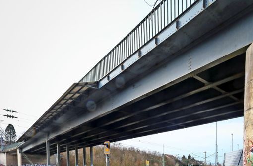 Die Straßenbrücke Weilimdorfer Straße in Korntal wird im Frühling saniert. Sie ist marode. Foto: factum/Granville