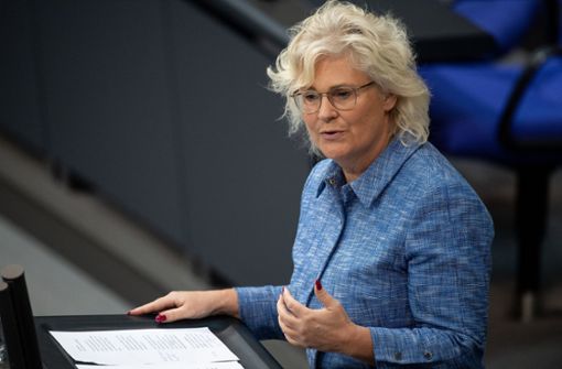 Justizministerin Christine Lambrecht will Opfer beharrlicher Belästigung besser schützen. Foto: dpa/Fabian Sommer
