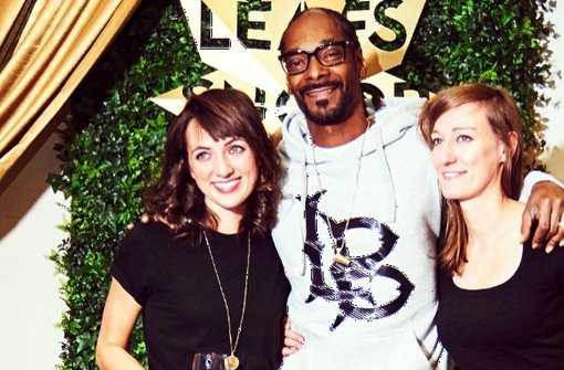 Der Rapper Snoop Dogg mit den beiden Designerinnen Alex Stickeleather (links) und Franziska Stetter aus Oeffingen.  Foto: privat