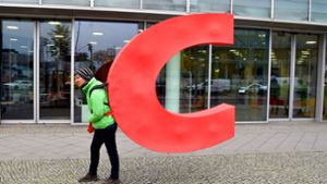 Das „C“, das Greenpeace einmal  geklaut hatte, ist wieder da. Aber jetzt kommt der  CDU-Zentrale die  Chefin  abhanden – mit zunächst unabsehbaren Folgen. Foto: dpa/Paul Zinken