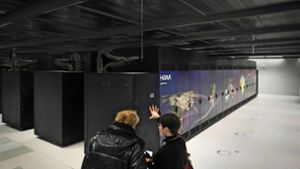 Die Schränke im XXL-Format beherbergen den Supercomputer Hawk. Foto: Lichtgut/Max Kovalenko